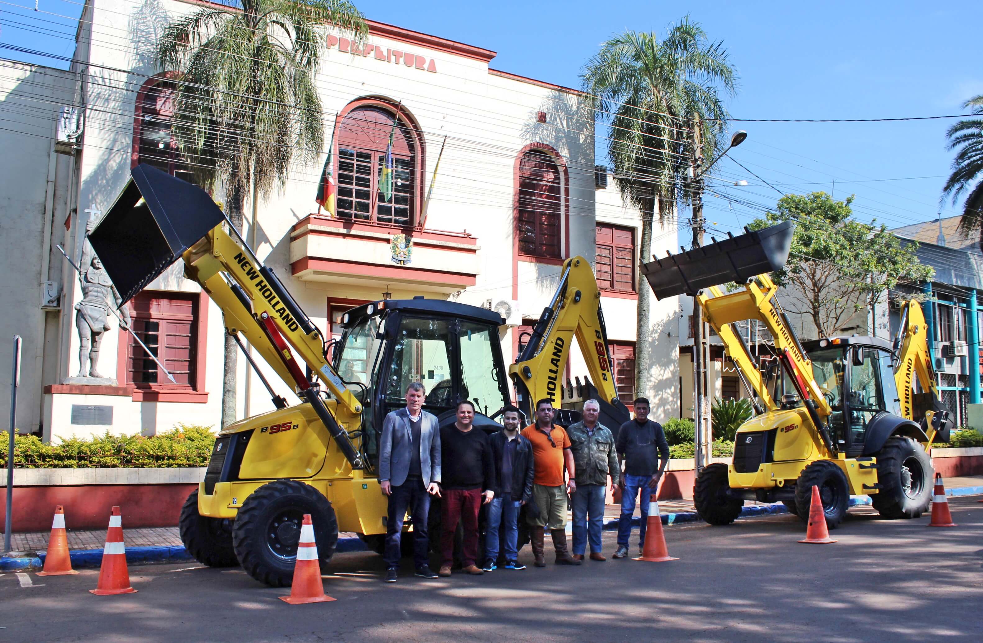 Prefeitura de São Luiz Gonzaga adquire duas retroescavadeiras